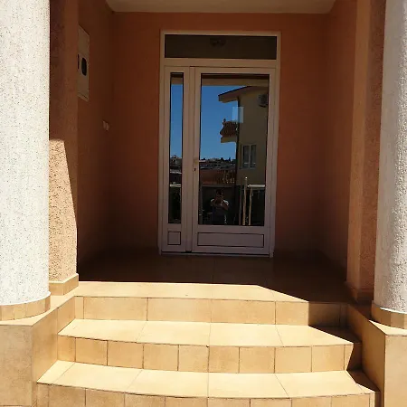 Apartmans Hari Πανσιόν